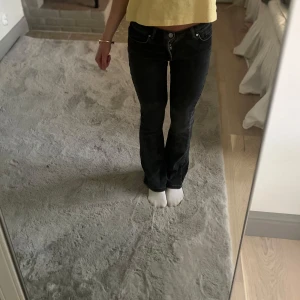 Svarta low flare jeans XS - Säljer ett par svarta low flare jeans i storlek XS med längd 31. dom har blivit försmå för mig. är ca 162