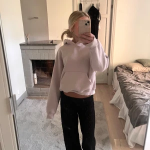 Ljusrosa hoodie  - ljusrosa hoodie från gina tricot, väldigt fin nån aning urtvättad men inget som känns eller tänks så. tappat färgen lite. säljer då den inte används och börjar bli lite för liten för mig✨