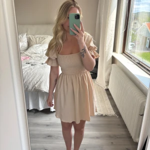 Beige kort klänning med puffärm - Supersöt beige kortklänning. Passar XS-S. 