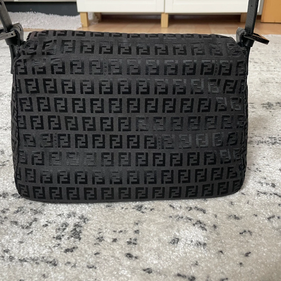 Svart axelväska Fendi Zucca - 1