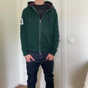 Ralph Lauren hoodie - Ralph Lauren hoodie | storlek S han på bilden har M och är 180cm 65kg | nypris ungefär 2300kr mitt pris 749kr perfekt till sommar kvällar och har fina detaljer och snören 👍🏻pris  kan diskuteras vid snabb affär ✅
