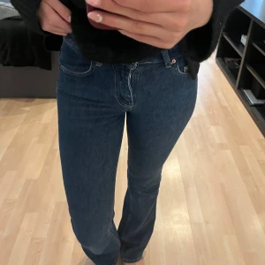 Mörkblå raka jeans - Snygga mörkblå jeans med klassisk bootcut. Jeansen har midmidja och är tillverkade i ett stadigt denimtyg som sitter riktigt bra. 