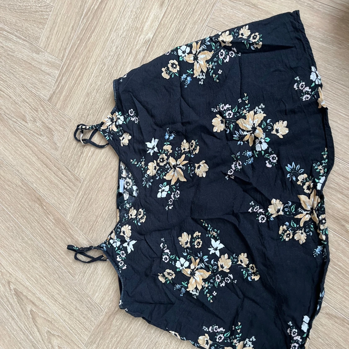 Blommig svart linnetopp från Divided - 1