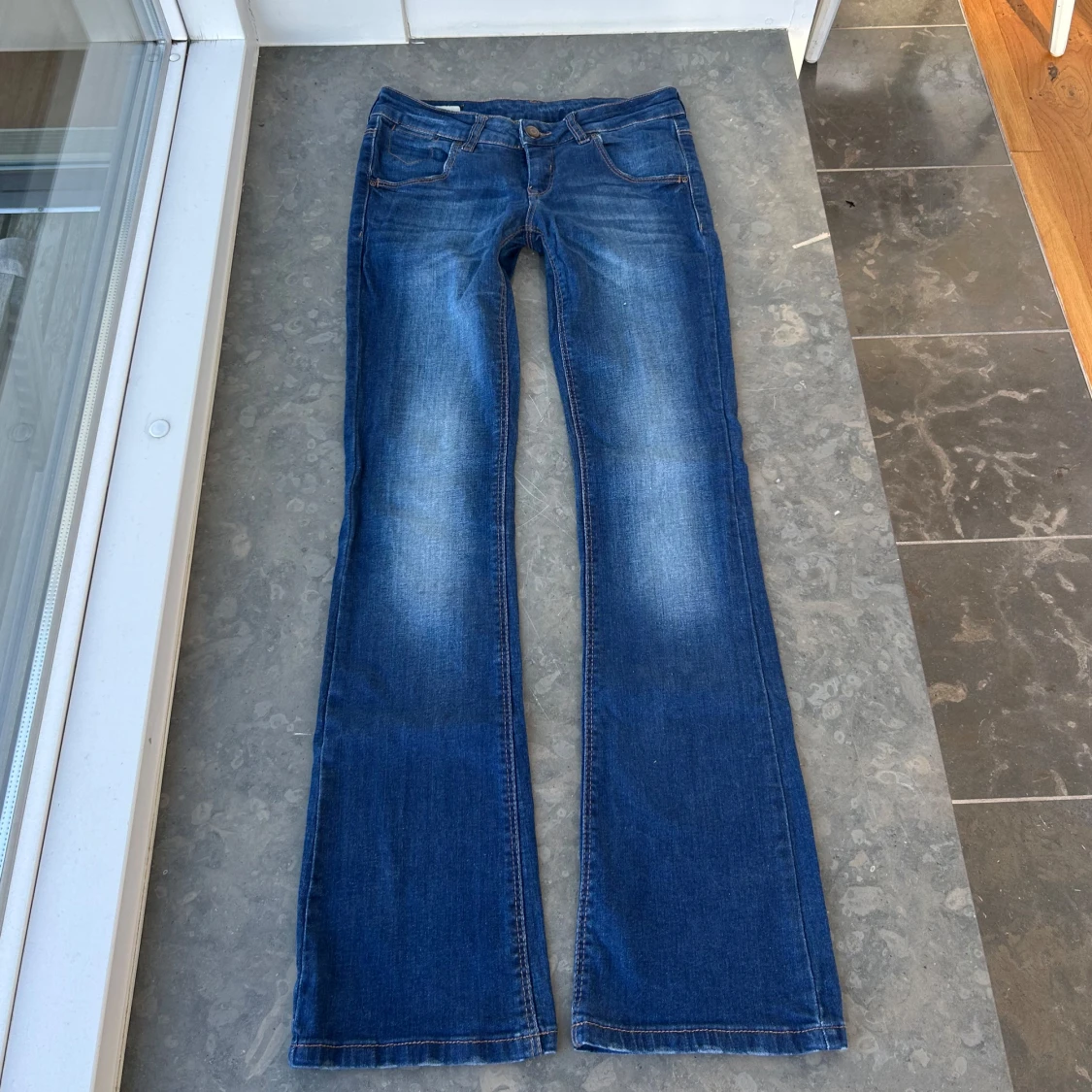 Blå bootcut jeans
