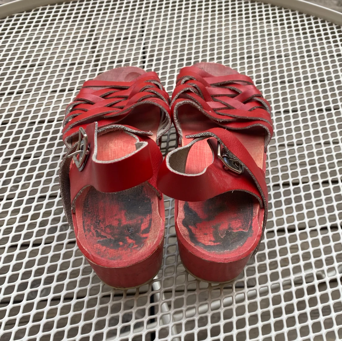 Röda svenska träskosandaler i skinn