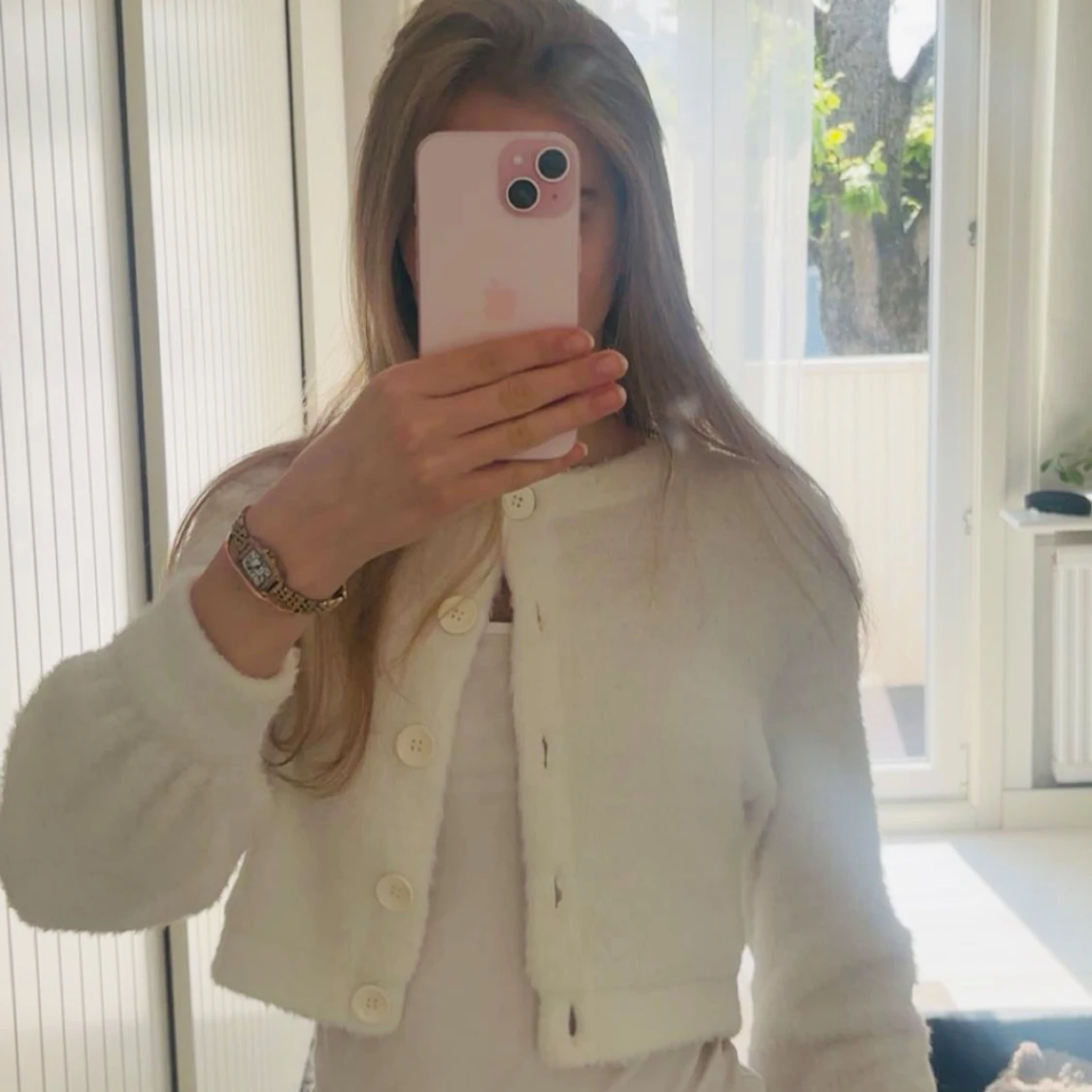 Vit fluffig kofta från Gina Tricot