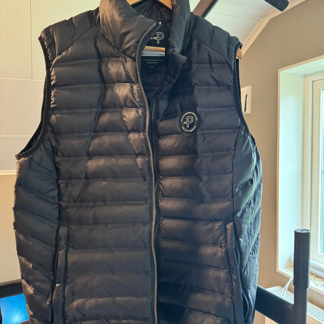 Svart dunväst från Pelle P