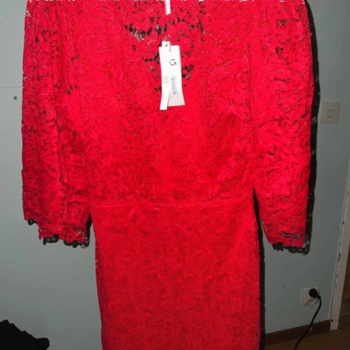 Röd spetsklänning med v-ringning - 3
