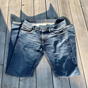 Nudie jeans  - Nudie jeans i modellen Gritty Jackson i storlek 32/34 