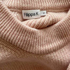 Ljusrosa stickad tröja Filippa K - Superfin ljusrosa stickad tröja från Filippa K i klassisk modell. Tröjan har rund halsringning och långa ärmar, perfekt för lager-på-lager. Mjuk och skön, passar till både jeans och kjol.💕