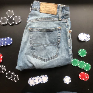 Ralph Lauren jeans - Hej säljer ett par ruggigt snygga Ralph Lauren jeans. Modellen är sullivan slim och passar som slim fit. Storleken är W30 L30. ❗️obs poker  ♣️ chipsen medföljer ej.