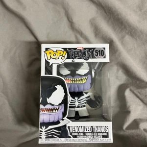 Funko POP! - Venomized Thanos - Funko POP! figur - Venomized Thanos - till salu! Denna "collectible" är en samlarfigur från Marvels Venom-serie. Köpt på Hemmakväll för 320kr. Oöppnad! Samla hela Venom-serien😂 Hör av er vid frågor 🥰