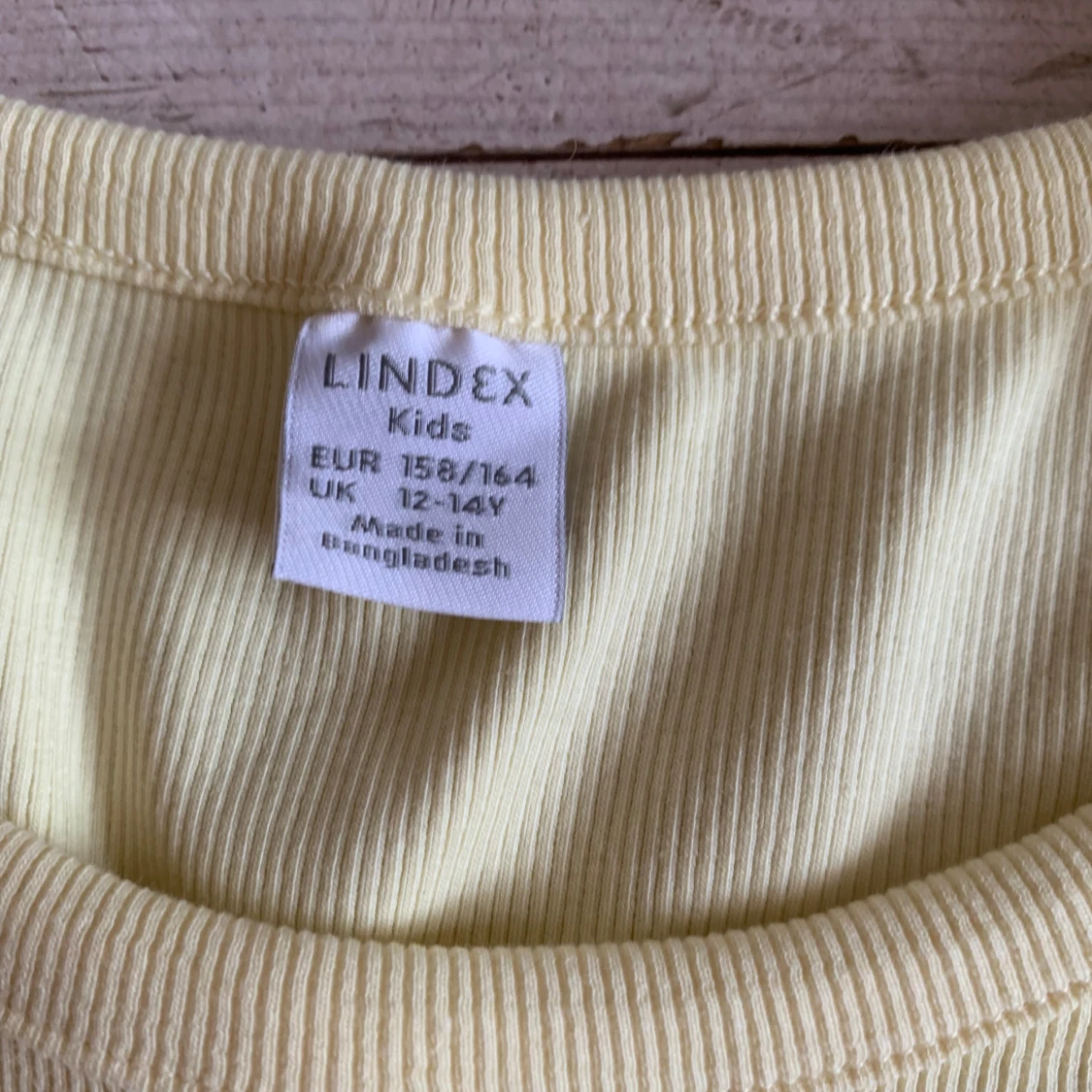 Gul ribbad klänning med delfiner Lindex - 1