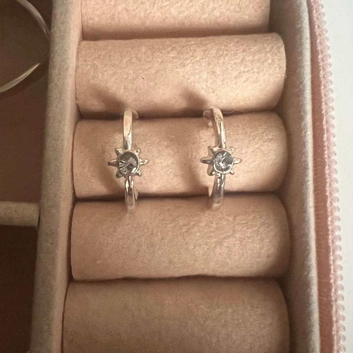 3 par silvriga örhängen  - 1