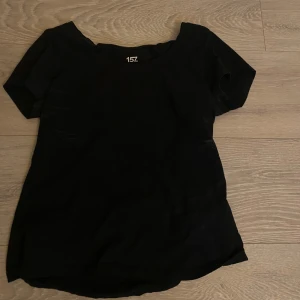 Svart tshirt med urringning - Svart basic tshirt från lager 157