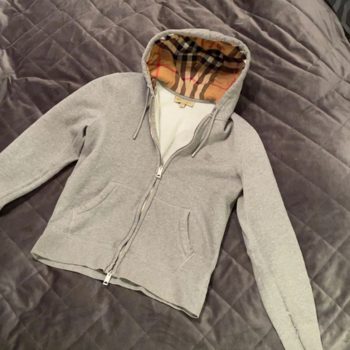 Grå hoodie från Burberry med dragkedja