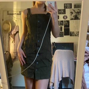 Mörkgrön klänning i denim - Säljer mörkgrön miniklänning. Köpt på hm