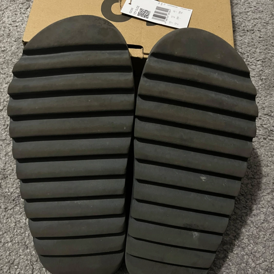 Adidas Yeezy Slide i mörkgrå - 2