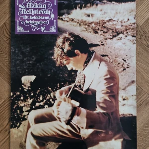 Håkan Hellström - Rare Affisch, 50x70cm - Håkan Hellström - Ett kolikbarns bekännelser promoaffisch , MYCKET OVANLIG!   50x70cm  Mycket fint skick!  Skickas i tjock papprulle!