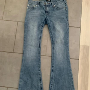 True religion jeans - Säljer mina true religion jeans då de inte kommer till användning, de är bootcut och väldigt låga i midjan. Storlek W28 vilket motsvarar M. Nypris: runt 1200 och jag säljer för 700, pris kan dock diskuteras😊