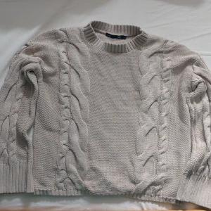 Beige stickad tröja från lager 157 - Har använts 1 gång tidigare, men passar inte mig