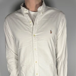 Ralph lauren skjorta - En riktig snygg och trendig Ralph lauren skjorta i fint skick, storlek M, slimfit, vid frågor är de bara att skriva // Gramenti 