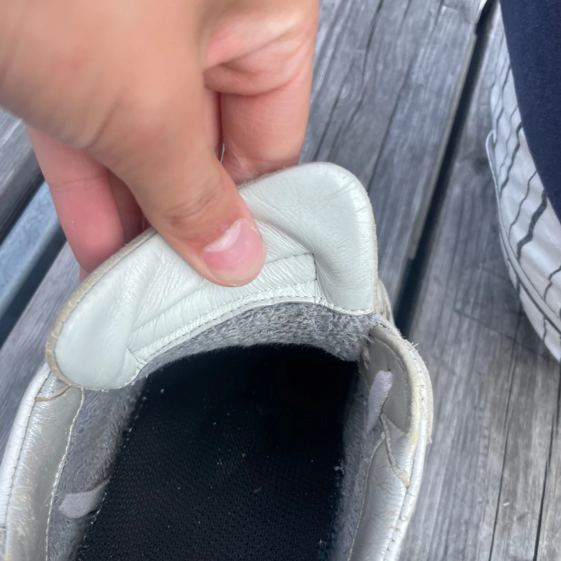 Vita sneakers med grå mockadetaljer - 3