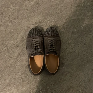 Intressekoll - Sönder på sidan och en spik har gått av                                   Stl 39