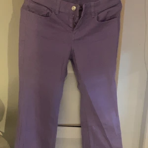 Lila raka byxor i bomull - Snygga lila byxor med raka ben och klassisk femficksmodell. Byxorna har normal midja och är gjorda i mjuk bomull, perfekta för dig som vill sticka ut med färg. Passar till sneakers eller boots för en cool look.