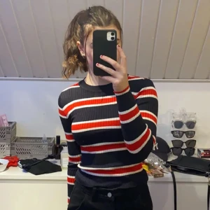 Randig ribbad tröja - Älskar den! Sitter så sjukt bra och älskar färgen men tyvärr använder jag den inte. Om jag ska vara ärlig vet jag inte varför 🙃 men hoppas någon annan kan få användning för den. 