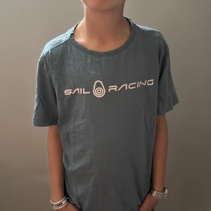 T-shirts från Sail Racing - Två snygga t-shirts från Sail Racing i svart. Perfekta för en avslappnad stil med korta ärmar och klassisk passform. Logotypen är tryckt på framsidan i vitt.