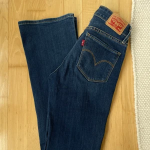 Low waist Levi's 715 Bootcut jeans mörkblå - Lågmidjade Levi's 715 Bootcut jeans i mörkblå tvätt. Modell som inte finns att köpa idag, de är dock bara använda 3 gånger