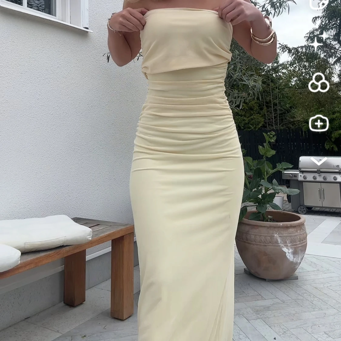 Champagnefärgad långklänning med oneshoulder - 3