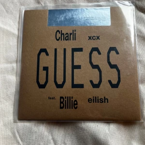 GUESS Charlie XCX RSD Vinyl - Exklusiv Record Store Day 2025-utgåva av 'GUESS' av Charli XCX, med Billie Eilish. Helt oöppnad. Pris kan diskuteras.