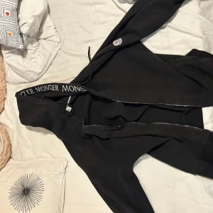 Svart kofta - Säljer en kofta som är typ aldrig använd. Säljer den för behöver pengar och den är flr stor. De är jötte snygg och pris kan diskuteras 