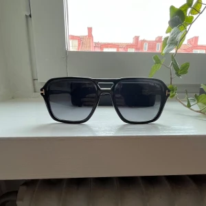 Svarta solglasögon från Tom Ford - Snygga svarta solglasögon från Tom Ford