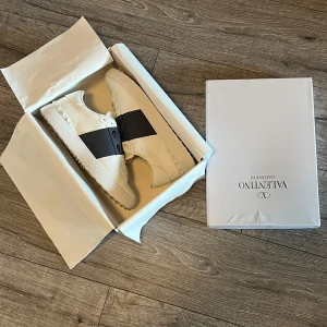 Valentino skor - Vet inte om de är äkta. Dem är köpta på vinted. De var lite för stora och jag kan inte göra retur 🙏🙏🙏 Kontakta om ni har frågor