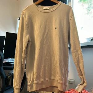 Dondup Sweatshirt  - Snygg beige sweatshirt från Dondup med rund halsringning och diskret broderad logga på bröstet. En gammal goding från garderoben som åker nu när jag rensar. Storlek M. Något skrynklig på bilden eftersom den legat sådär bra vikt men i princip aldrig använd. 
