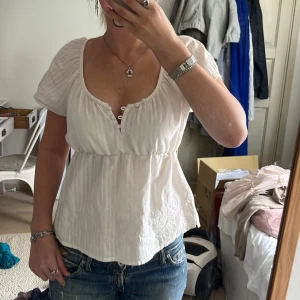 💕Somrig blus💕 - Säljer min superfina blus som tyvärr inte längre kommer till användning. Kan vara lite krånglig att få på men är i fint skick