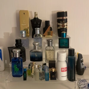 Samling herrparfymer från kända märken - Stor samling herrparfymer med flaskor från bl.a. Paco Rabanne, Jean Paul Gaultier, Hugo Boss, Ralph Lauren, Diesel och Versace. ALT säljes, skicka medelande för info och prisförslag så löser vi något.