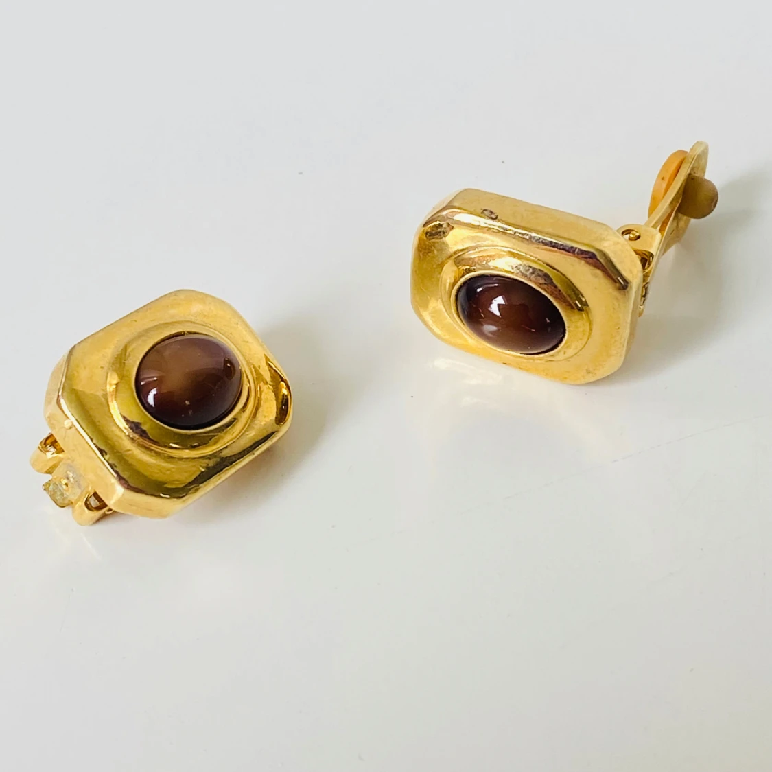 Guldiga clipsörhängen med brun sten - 2