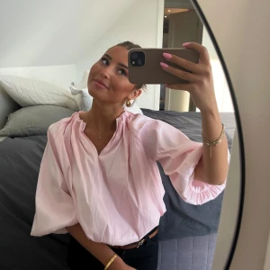Rosa top med puffärm - Ljusrosa glansig top. Somrig o som helt ny! Love it 😍😍😍