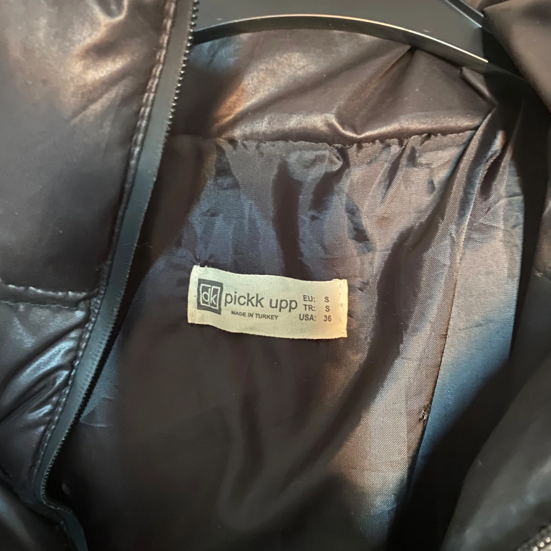 Svart croppad pufferjacka Pickk Upp - 1