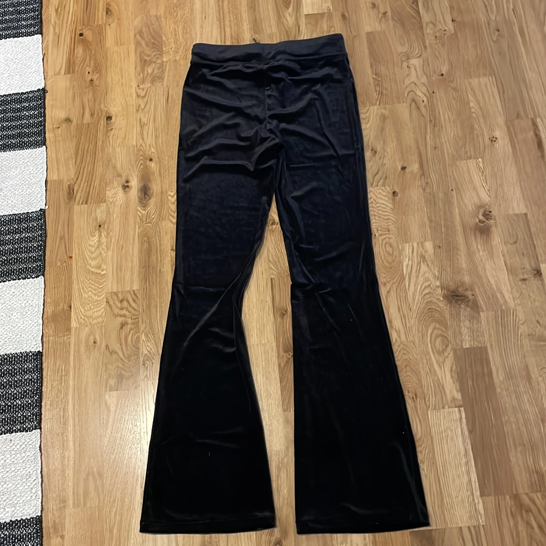 Svarta sammetsbyxor med hjärtdetalj - 1