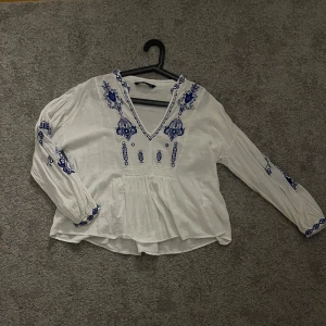 Zara blus  - Gullig blus från zara använd fåtal gånger🥰