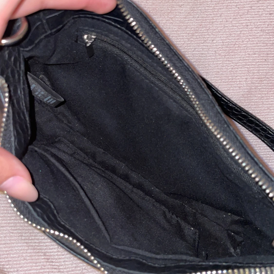 Svart axelväska i croco-imitation - 2