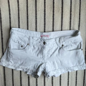 Lågmidjade vita jeansshorts  - Lågmidjade vita jeansshorts, storlek S/M