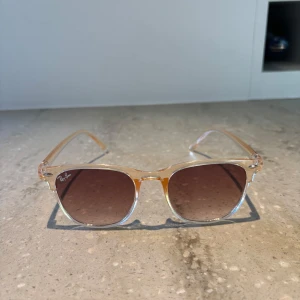 Rayban solglasögon - Sjukt snygga och stilrena Rayban solglasögon. Extremt bra pris så först till kvarn. De är helt nya och skickas samma dag som köpet🤝De är Rayban kopior och därav ej äkta men de är helt identiska🙌Kom pm vid minsta lilla intresse eller fundering🙌✌️