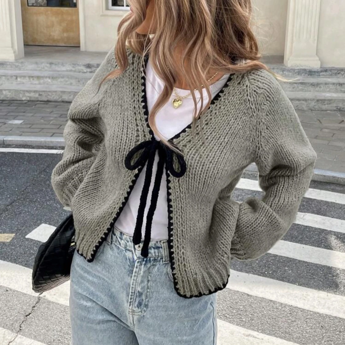 Grå stickad kofta med svart knytband - 2