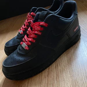Nike af1 x supreme  - Tjena säljer dessa air force då jag inte använder dom längre och för jag vill bli av med dom använda ett fåtal gånger. Kan även byta mot någon intressant!!!! 